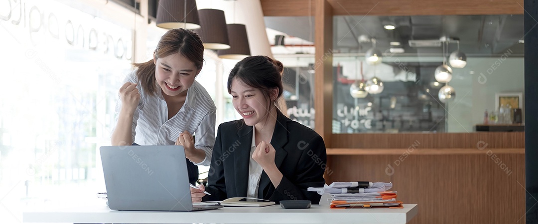 Duas jovens empresárias asiáticas mostram uma expressão alegre de sucesso