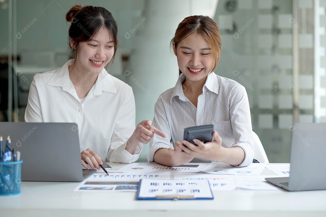 Duas jovens empresárias asiáticas discutem com o novo projeto de inicialização