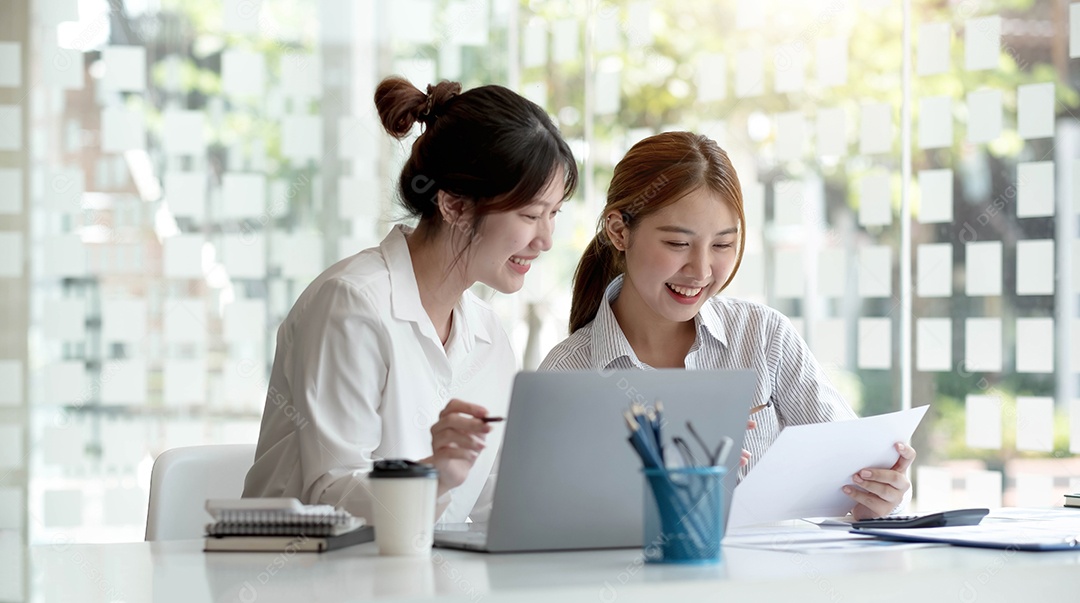 Duas jovens empresárias asiáticas discutem o trabalho do projeto de investimento