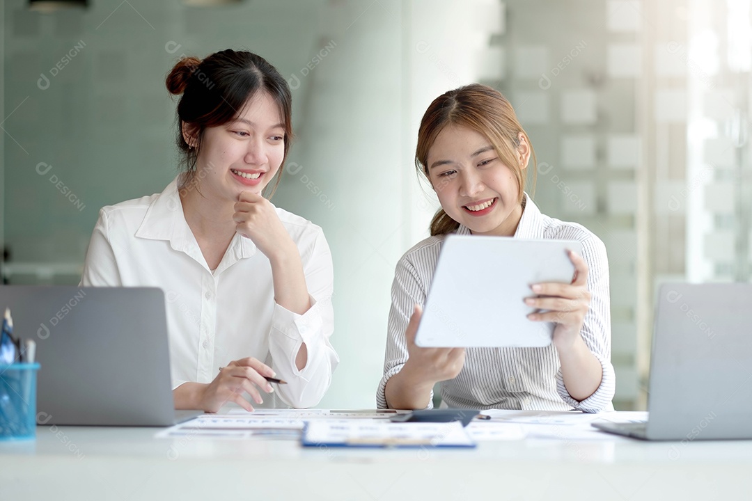 Duas jovens empresárias asiáticas discutem com o novo projeto de inicialização