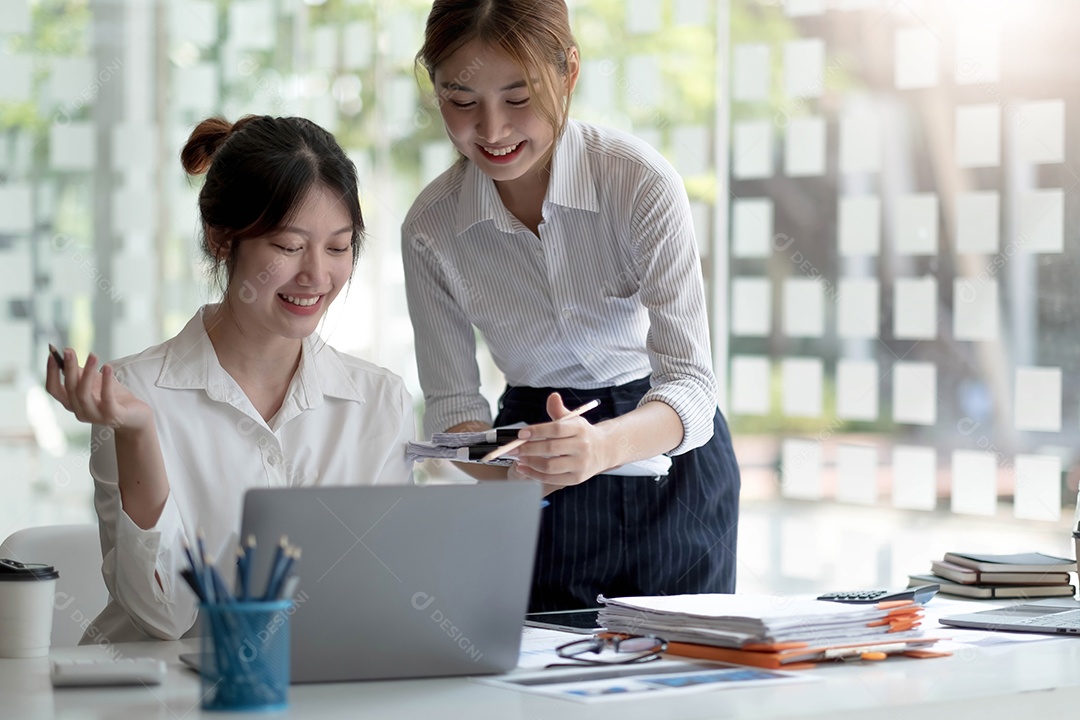 Duas jovens empresárias asiáticas discutem com o novo projeto de inicialização