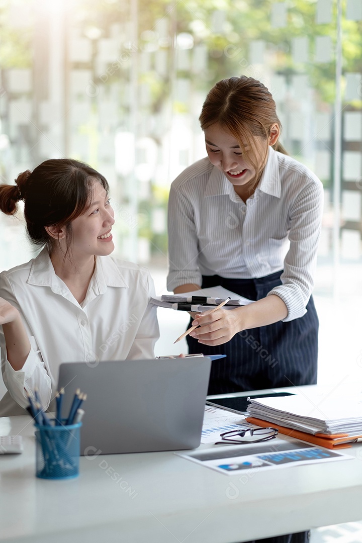 Duas jovens empresárias asiáticas discutem com o novo projeto de inicialização