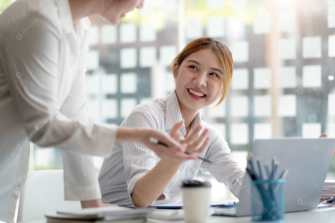 Duas jovens empresárias trabalhadoras trabalhando juntas