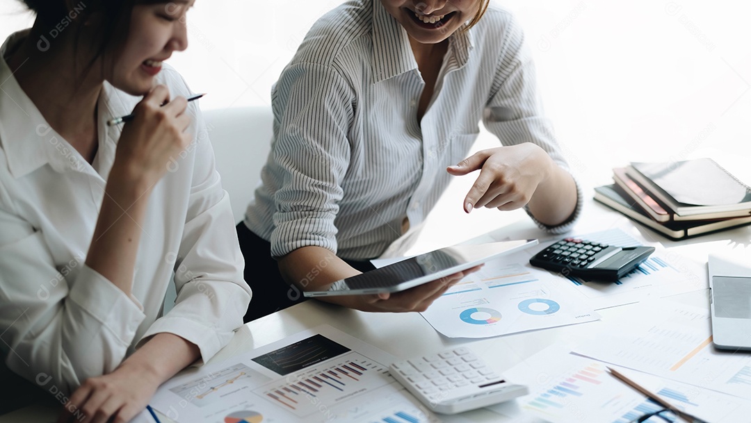 Equipe de negócios analisando tabelas e gráficos de renda