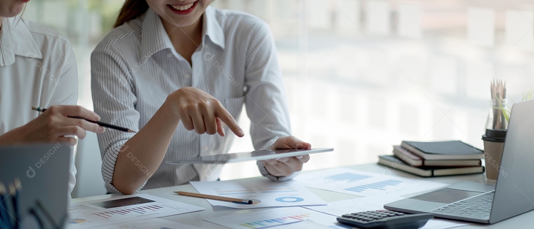 Equipe de negócios analisando tabelas e gráficos de renda