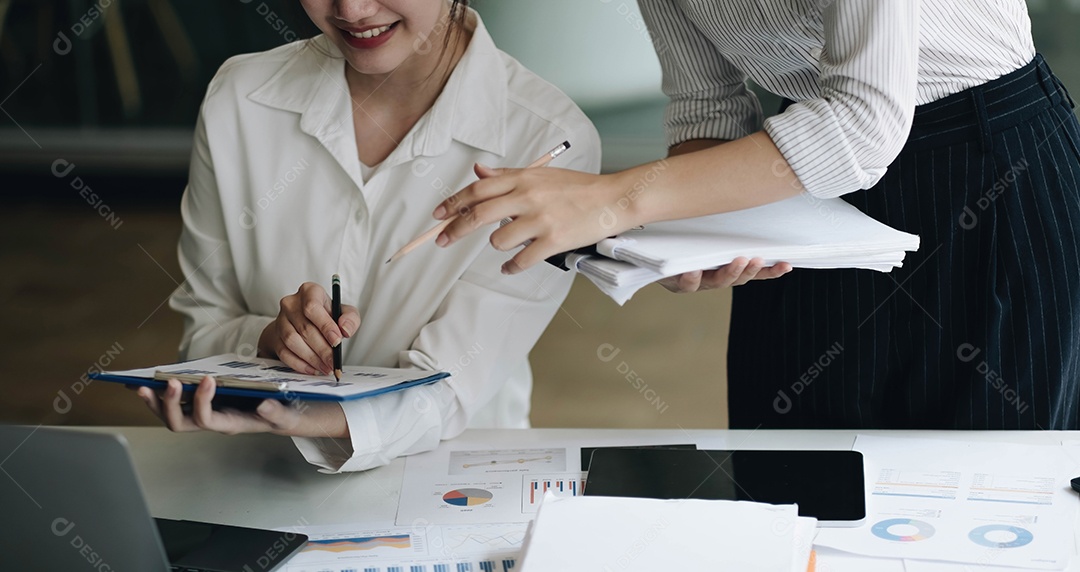 Trabalho em equipe com gráfico de custo de análise