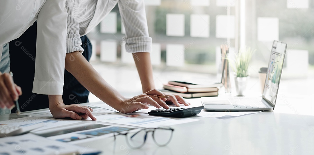 Os homens de negócios usam uma calculadora para calcular a estatística financeira da empresa