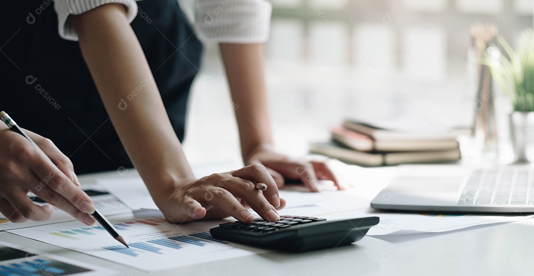 Os homens de negócios usam uma calculadora para calcular a estatística financeira da empresa