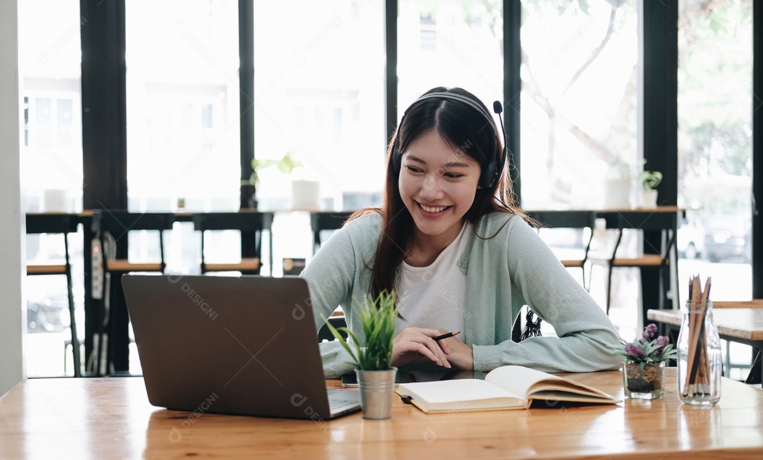 Menina estuda online, educação e distanciamento social na internet