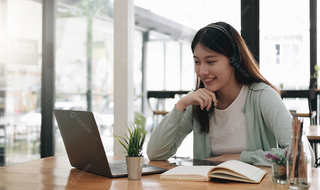 Menina estuda online, educação e distanciamento social na internet