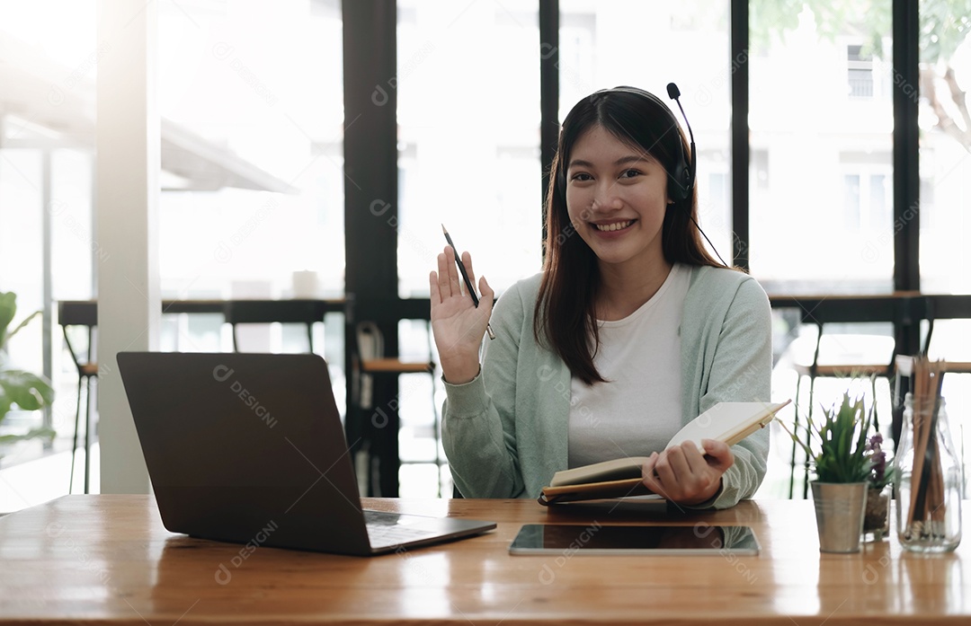 Mulher asiática usando fones de ouvido estuda online