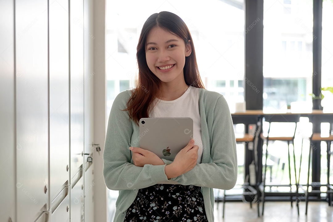 Jovem asiática sorridente com tablet digital