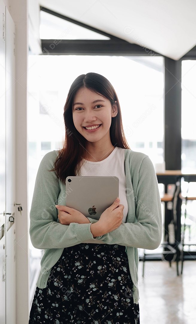 Jovem asiática sorridente com tablet digital