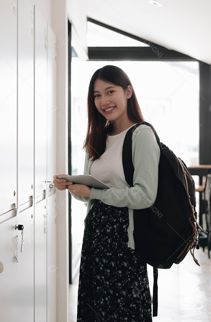 Jovem asiática com mochila na escola