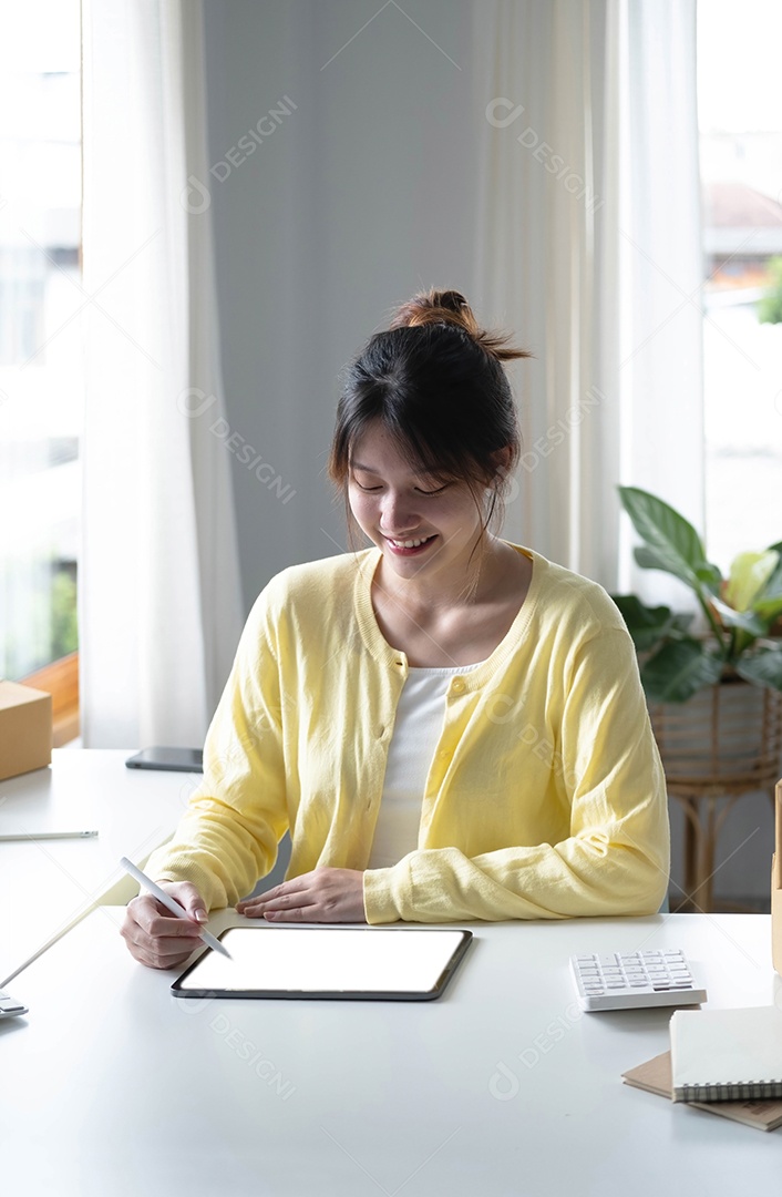 Mulher asiática de negócios sorri e usa tablet verificando informações