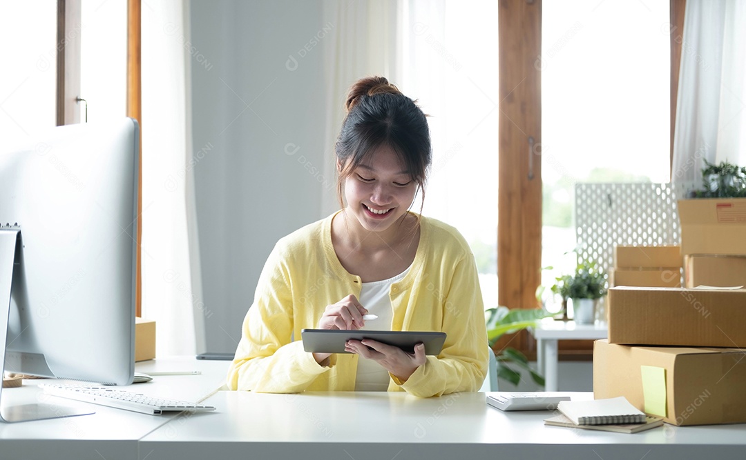 Mulher asiática de negócios de retrato sorri e usa tablet verificando informações