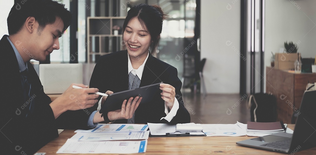 Reunião da sala de conferências do escritório: retrato da gerente feminina asiática