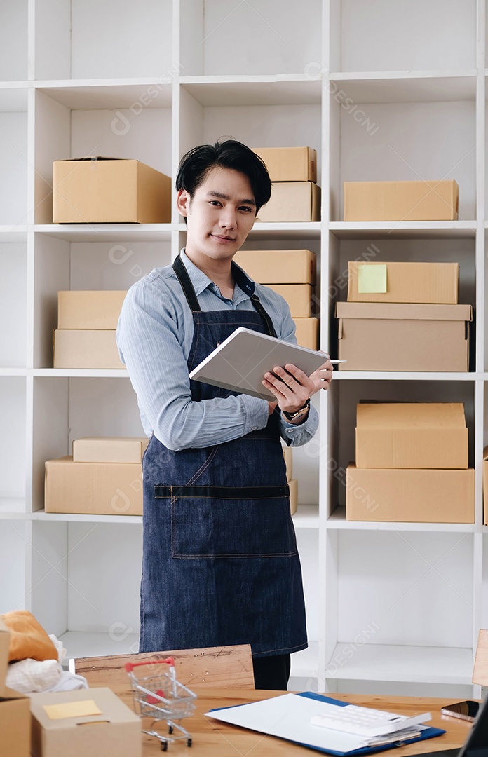 Retrato jovem atraente hipster asiático dono de loja online