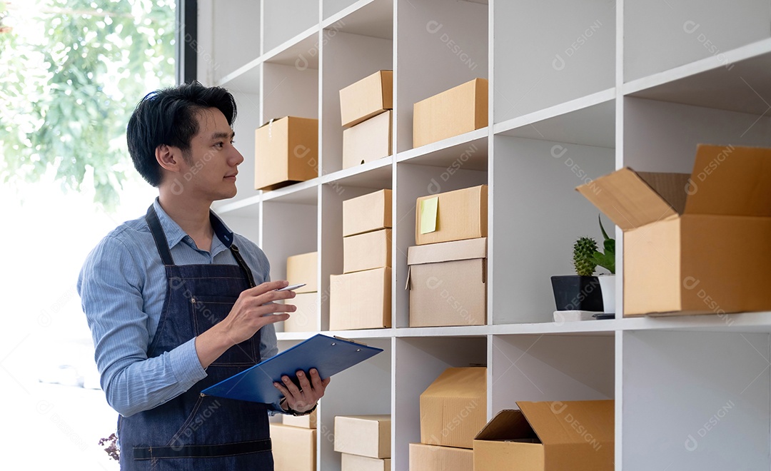 Pequeno empresário PME, trabalhando com caixa em casa, venda on-line