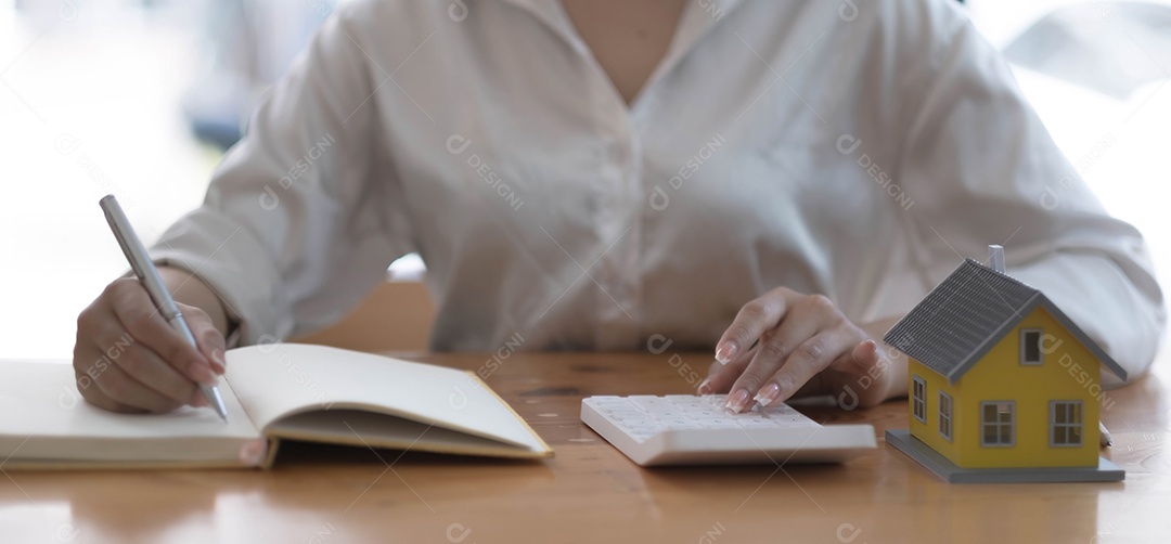 Vender uma casa com seguro, vendedor ou corretor de imóveis