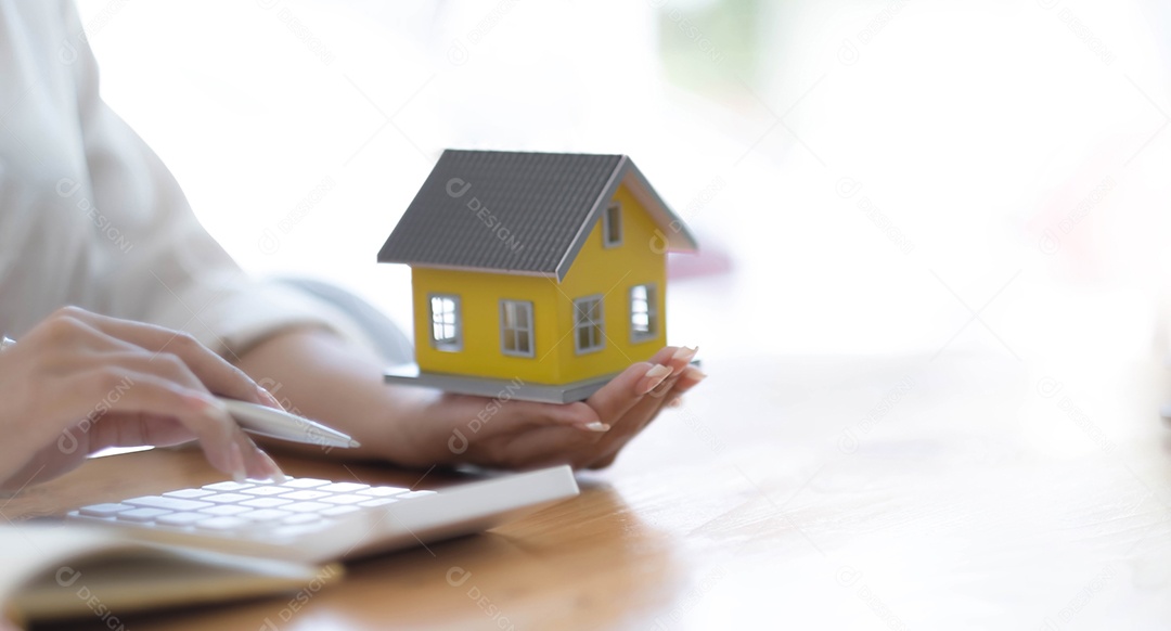 Vender uma casa com seguro, vendedor ou corretor de imóveis