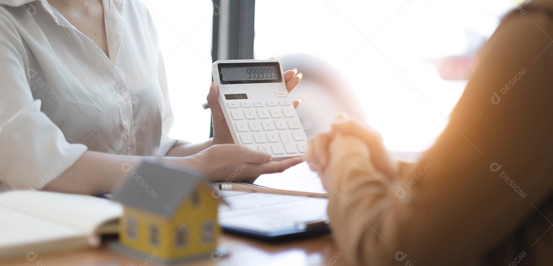 Agente corretor de imóveis sendo analisado e tomando a decisão de um empréstimo imobiliário