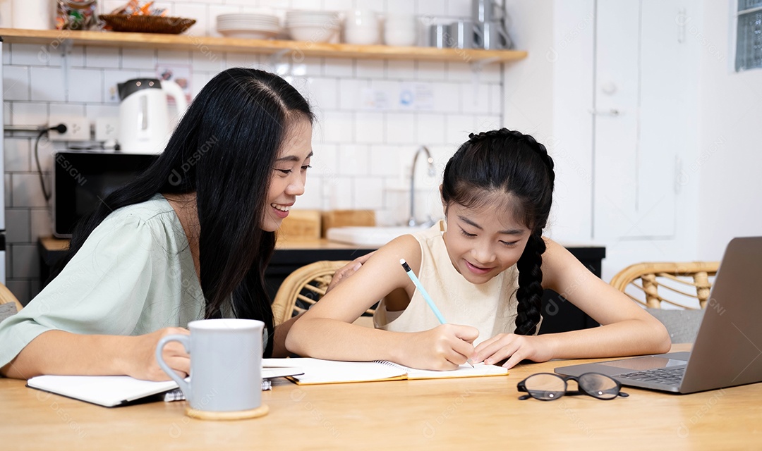 Mãe e criança asiática garotinha aprendendo no laptop