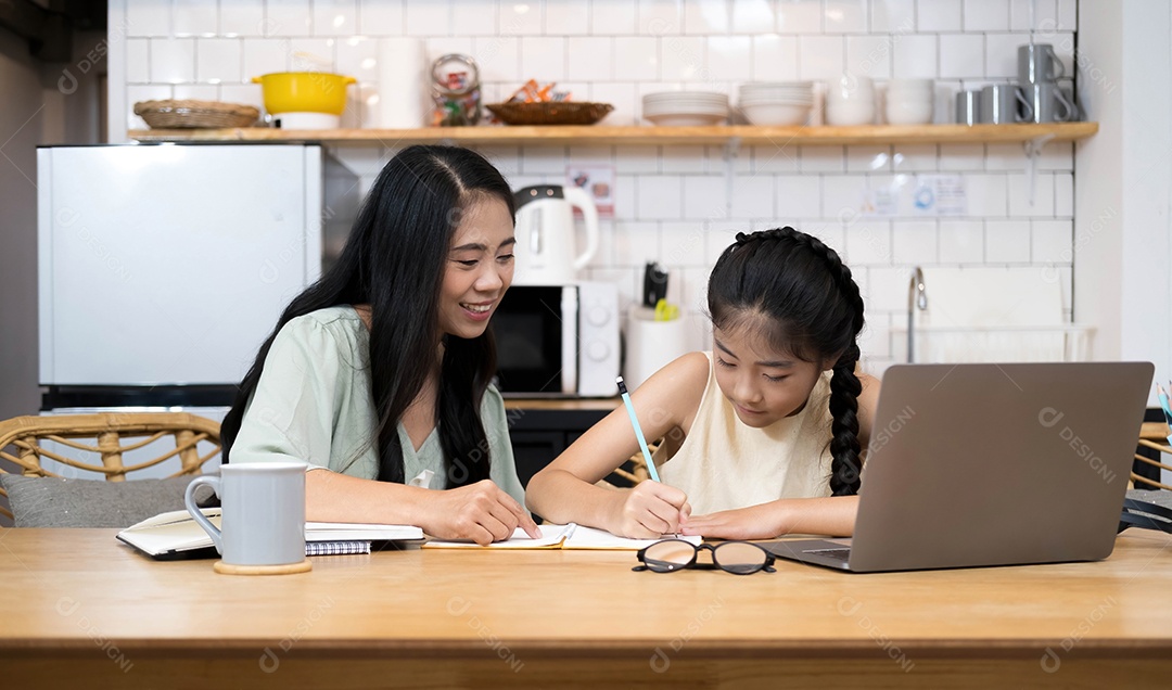Mãe e criança asiática garotinha aprendendo no laptop