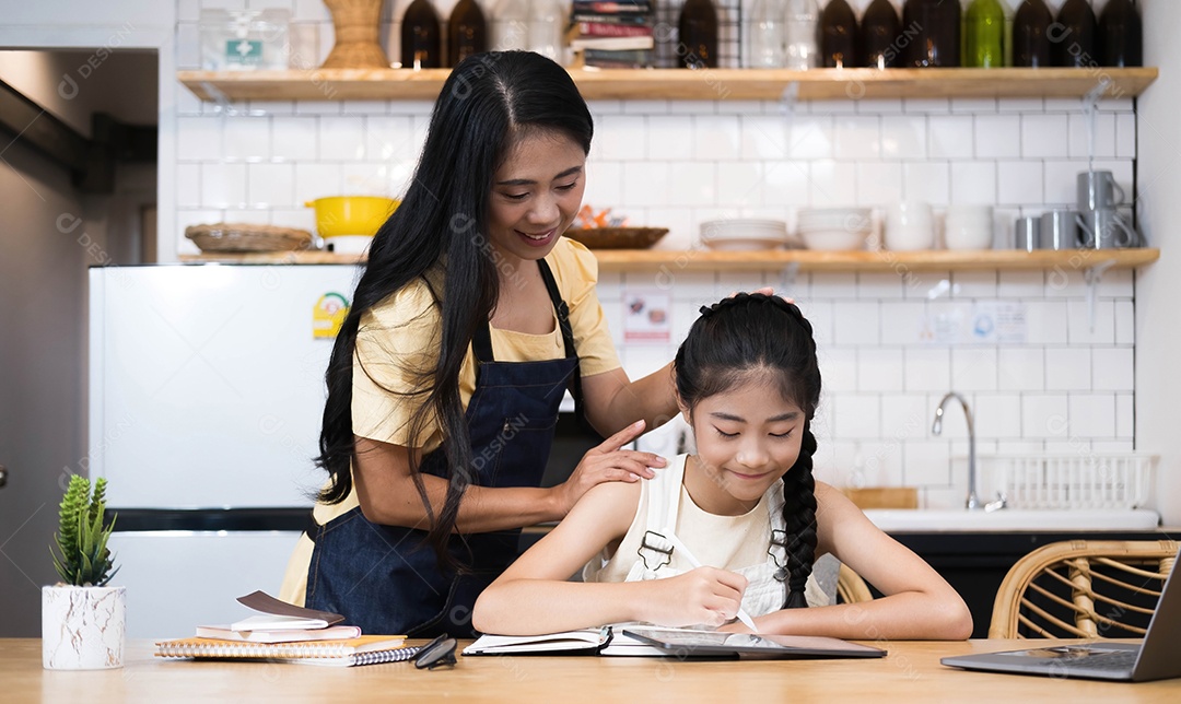 Garotinha asiática aprendendo aula online em casa