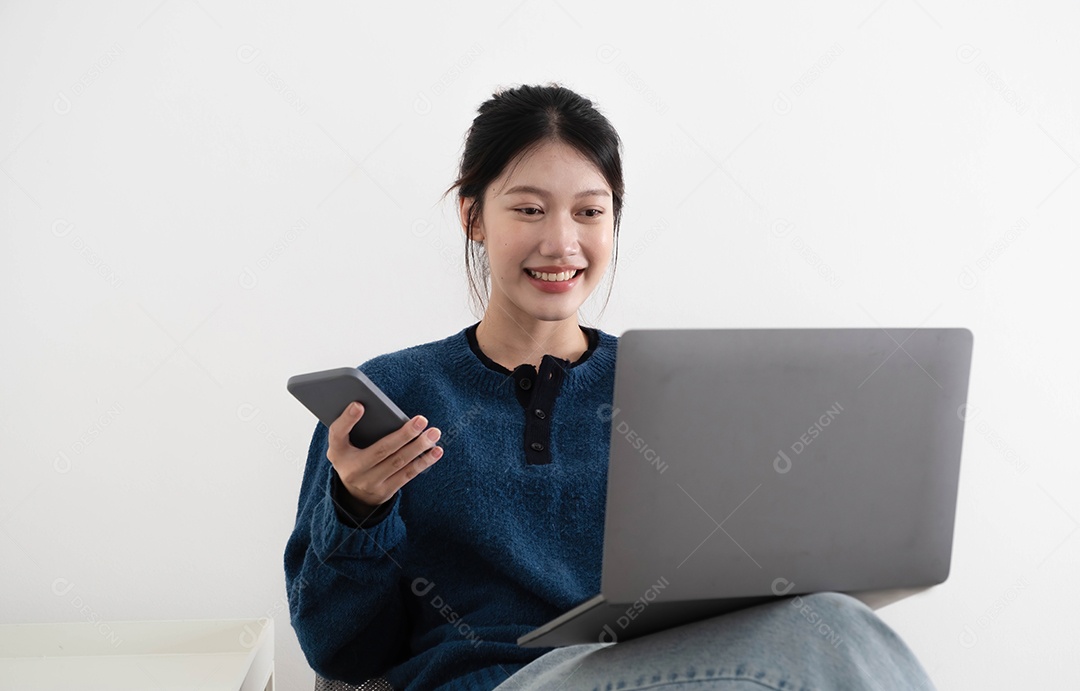 Uma mulher asiática casual feliz segurando um laptop