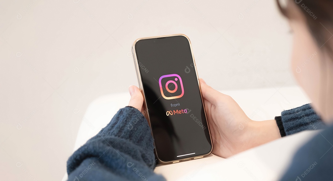 Uma mulher segura o Apple iPhone X com o aplicativo Instagram na tela