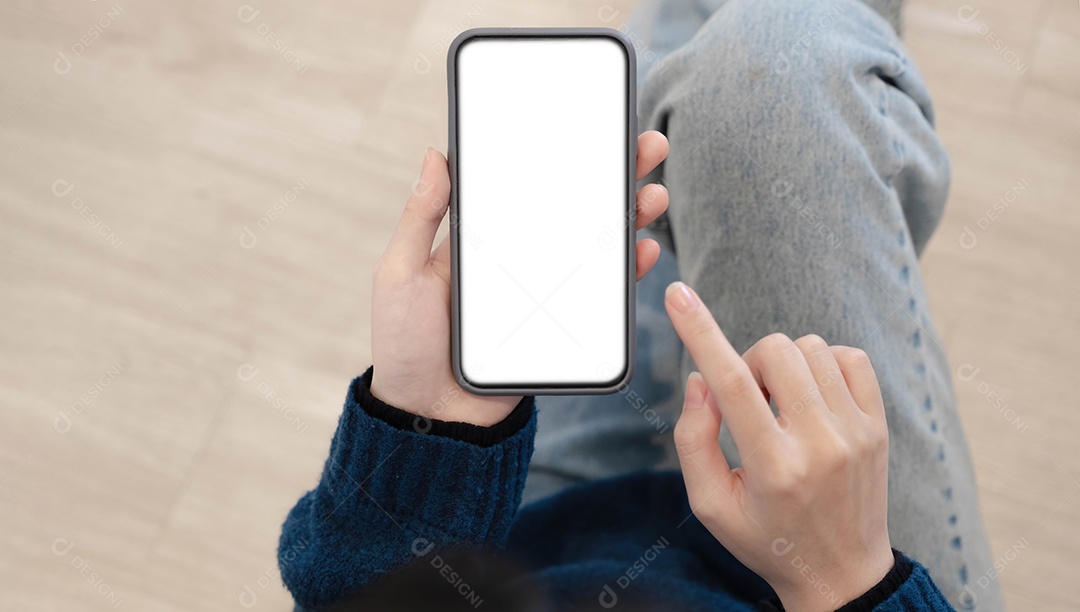 Vista superior das mãos de uma mulher segurando um telefone inteligente com espaço de cópia em branco