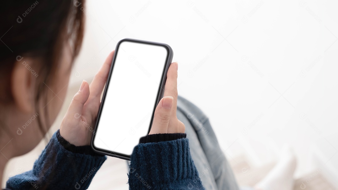 Mãos de uma mulher segurando um telefone inteligente com espaço de cópia em branco