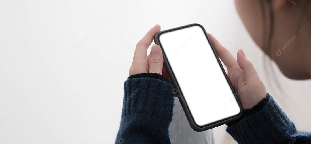 Mãos de uma mulher segurando um smartphone com espaço de cópia em branco