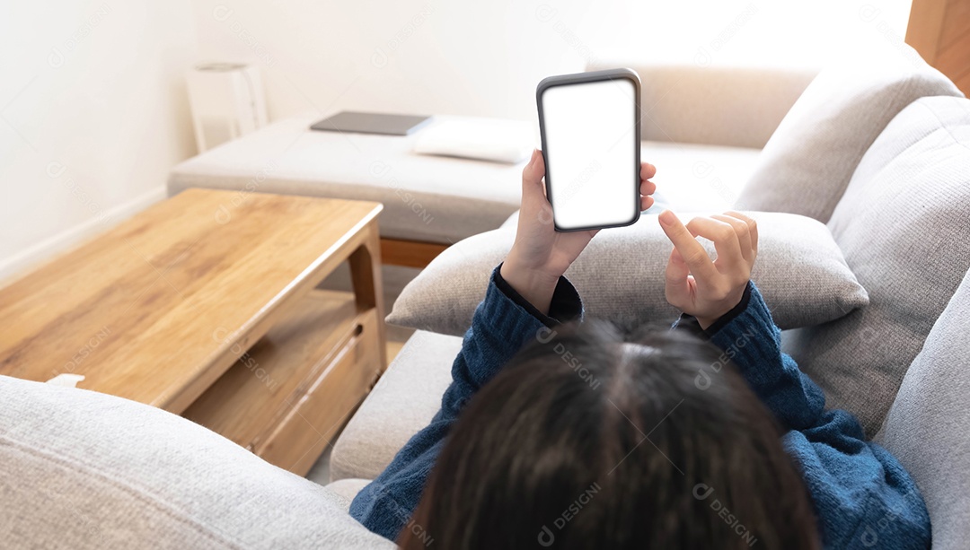 Mulher configurando as configurações de privacidade no celular, deitada em casa. Tela branca.