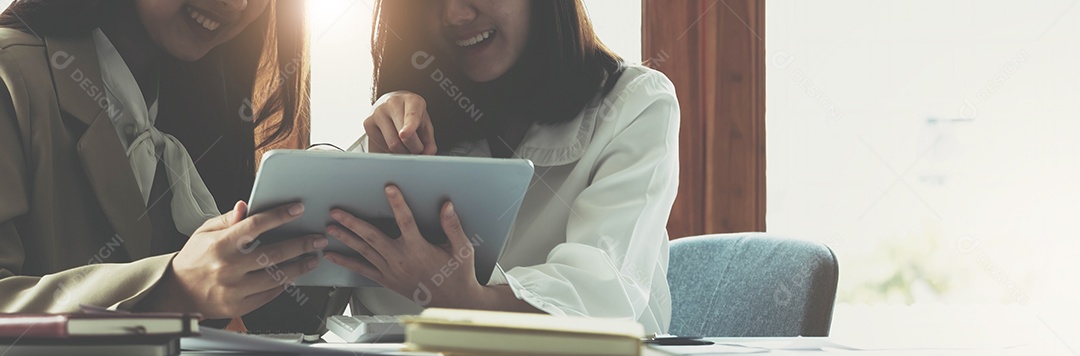 Grupo de consultores de TI trabalhando por tablet digital