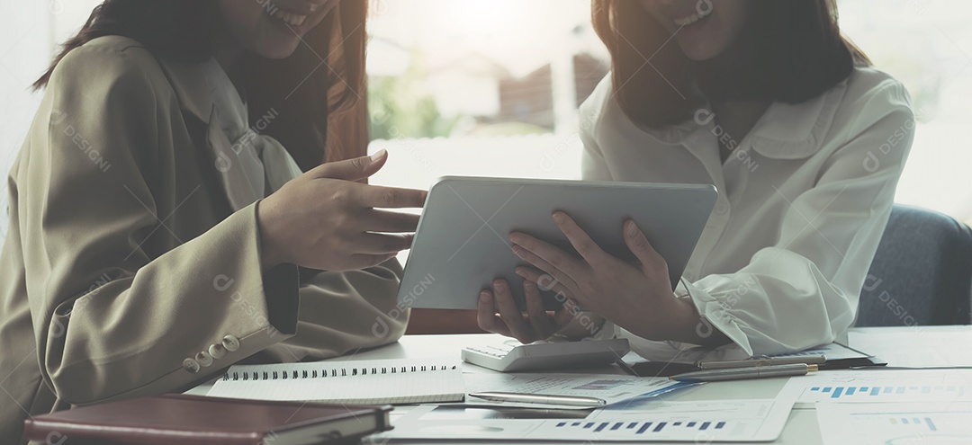 Grupo de consultores de TI trabalhando por tablet digital