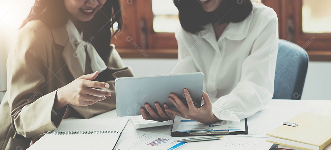 Grupo de consultores de negócios trabalhando por tablet digital