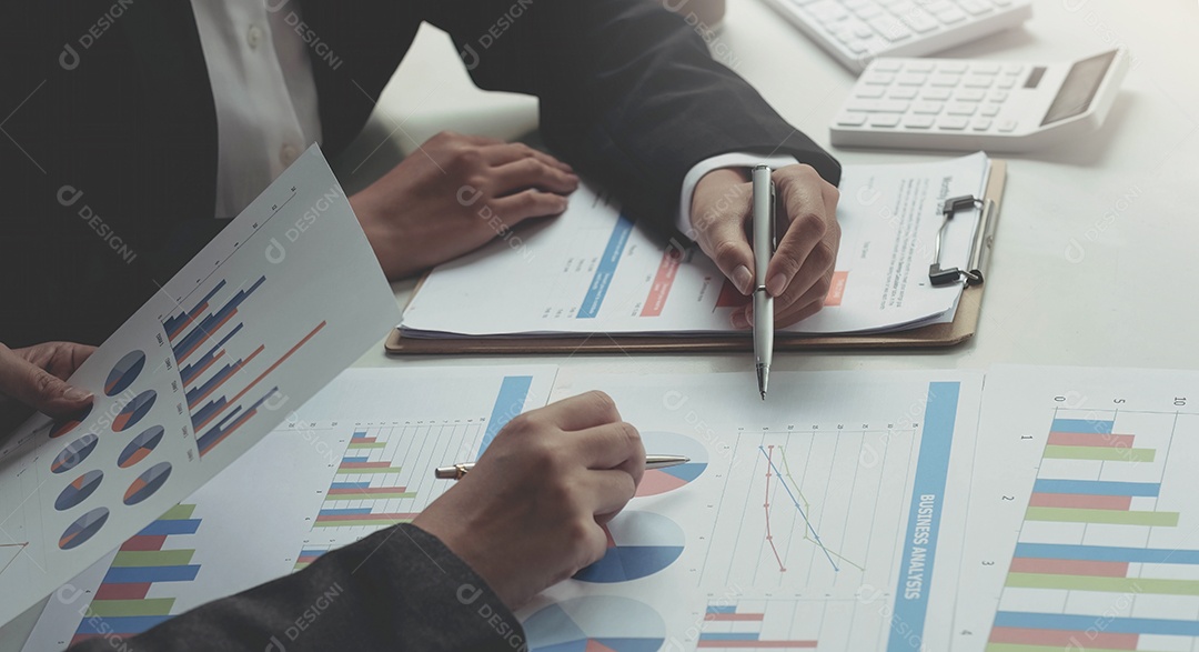 Equipe de negócios analisando tabelas e gráficos de renda