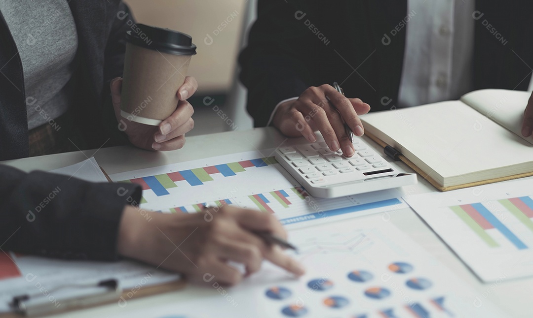 Consulta da equipe de gestores de fundos e discussão sobre análise