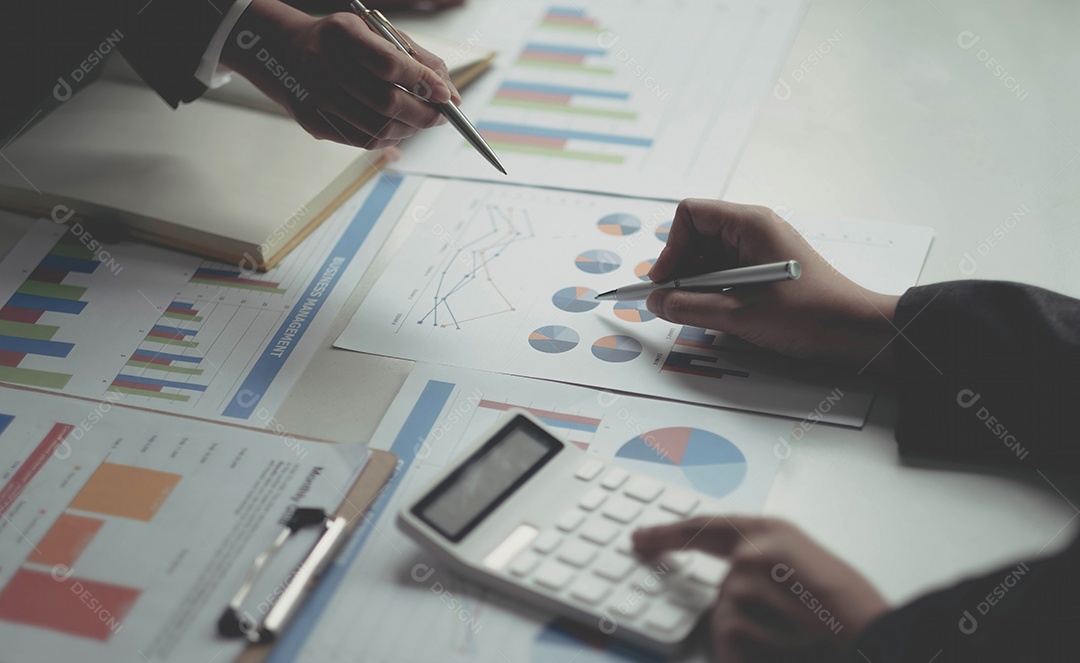 Consulta da equipe de gestores de fundos e discussão sobre análise