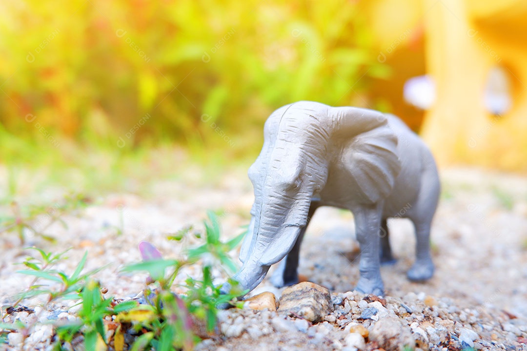 Elefante de brinquedo no quintal