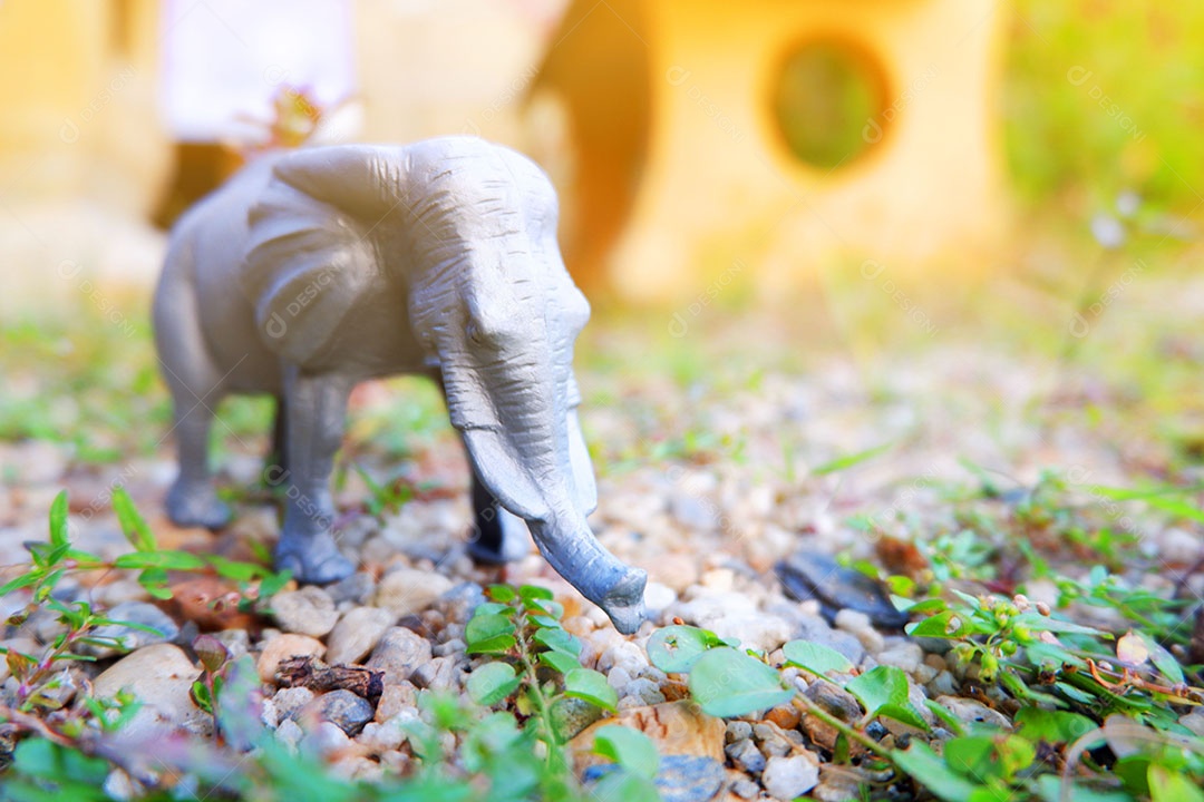 Elefante de brinquedo no quintal