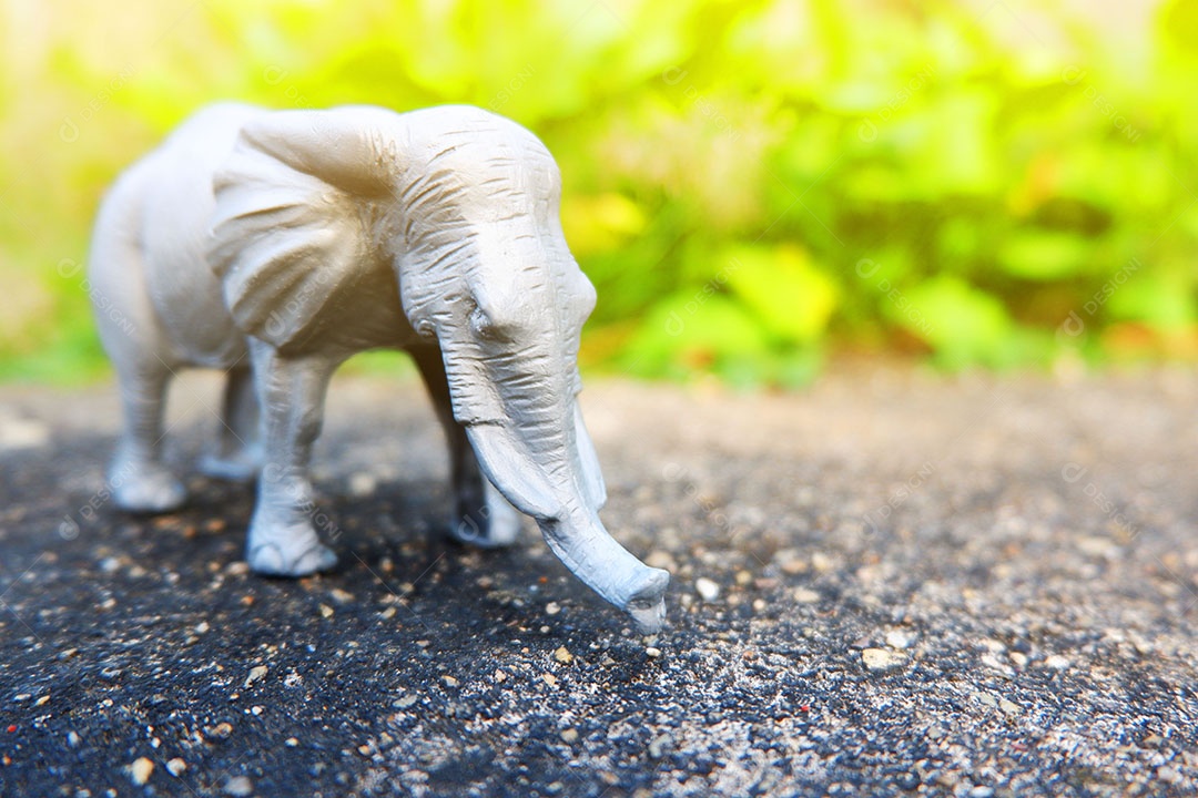 Elefante de brinquedo no quintal