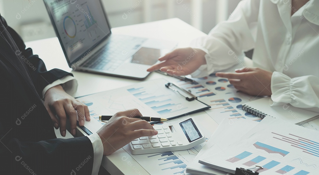 Equipe de negócios analisando tabelas e gráficos de renda