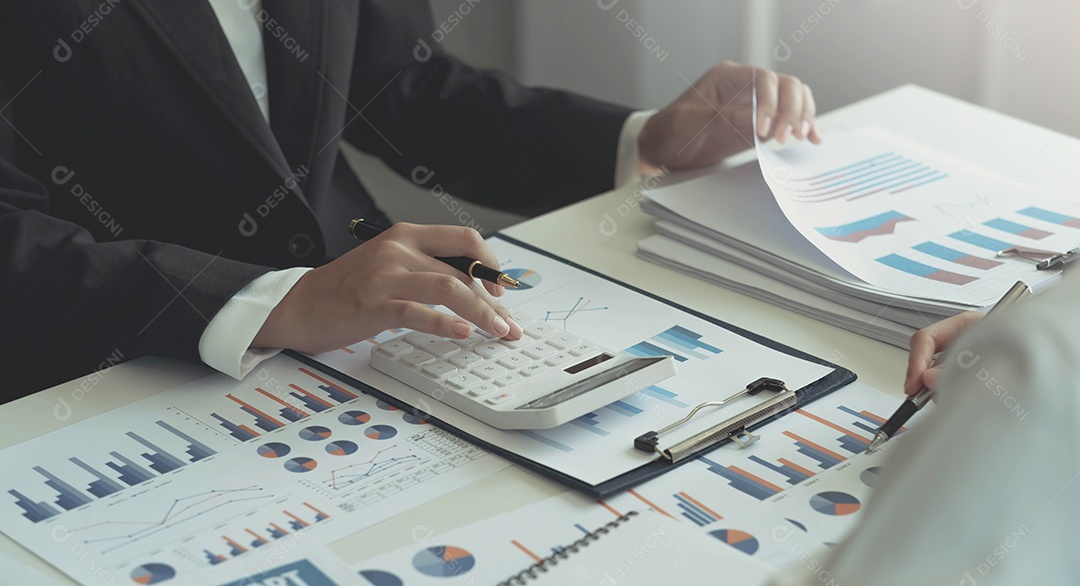 Análise da empresária da equipe no papel de dados com negócios