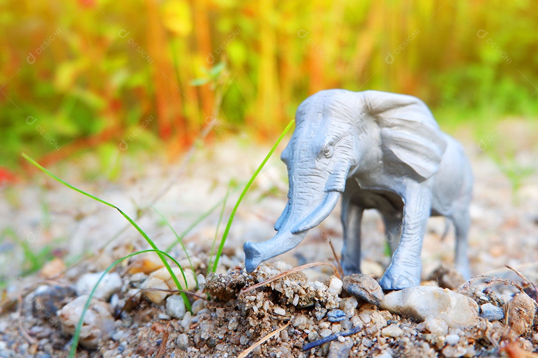 Elefante de brinquedo no quintal