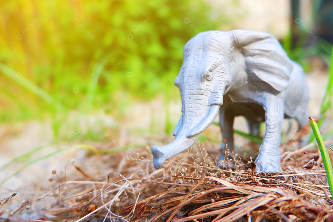 Elefante de brinquedo no quintal