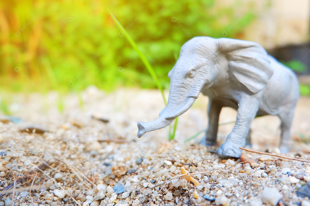 Elefante de brinquedo no quintal