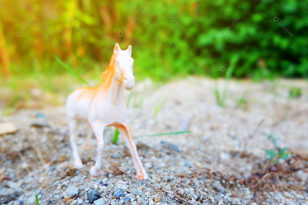 Cavalo de brinquedo no quintal
